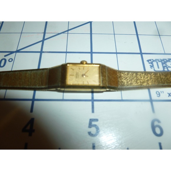 Vintage Seiko Quartz Womens‎ Watch Gold Tone Rectangle 2E20-5029 Textured Band